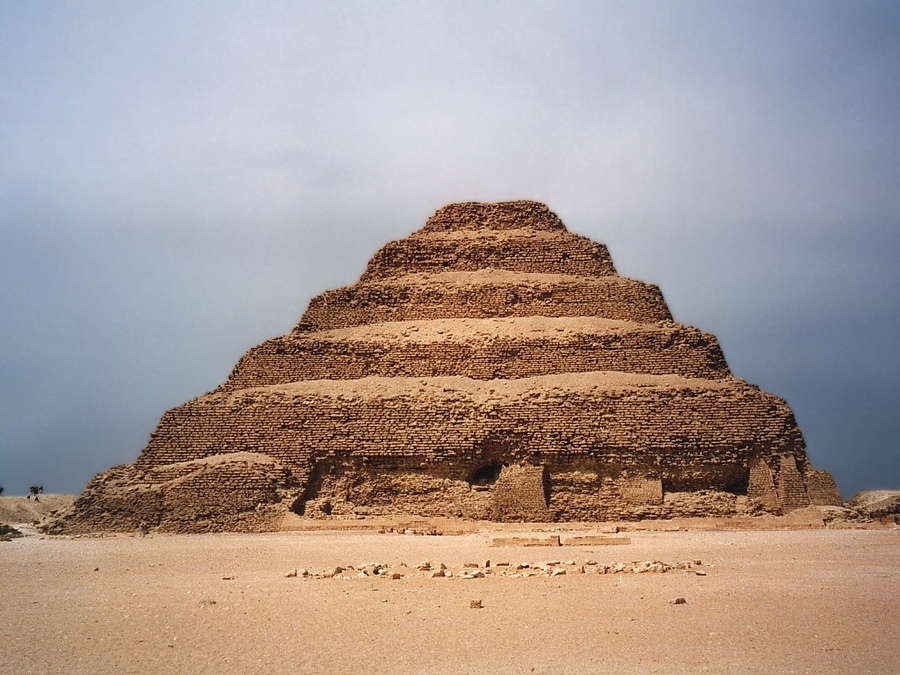 Saqqara - Piramide In Saqqara vind je de begraafplaats van Djoser met de trappenpiramide (62m) die gebouwd werd 2500 v. Chr. door Imhotep. Stefan Cruysberghs